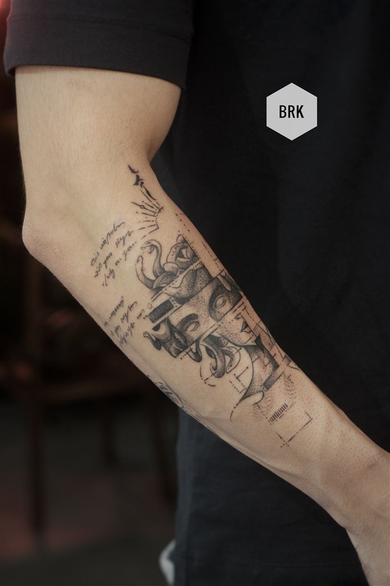 Sinop dotwork ön kol dövmesi — Medusa ve el yazısı, GreenGallery Tattoo