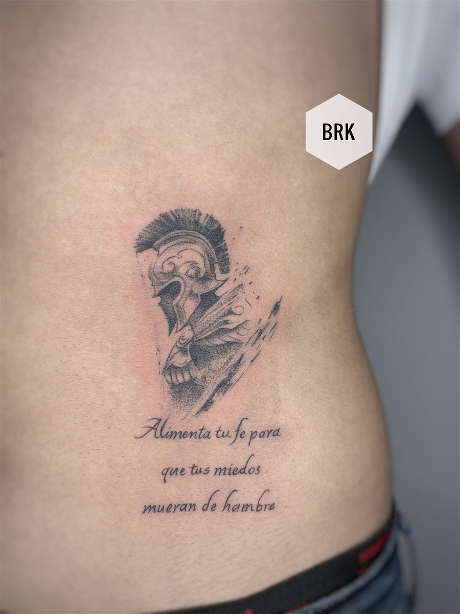 Sinop dotwork dövme — Spartalı savaşçı ve İspanyolca yazı, GreenGallery Tattoo