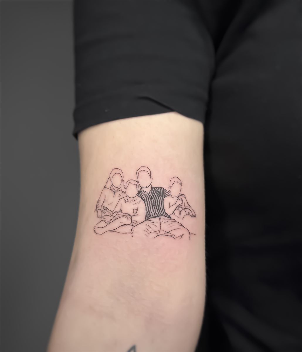 Sinop fine line üst kol dövmesi — aile çizimi, GreenGallery Tattoo