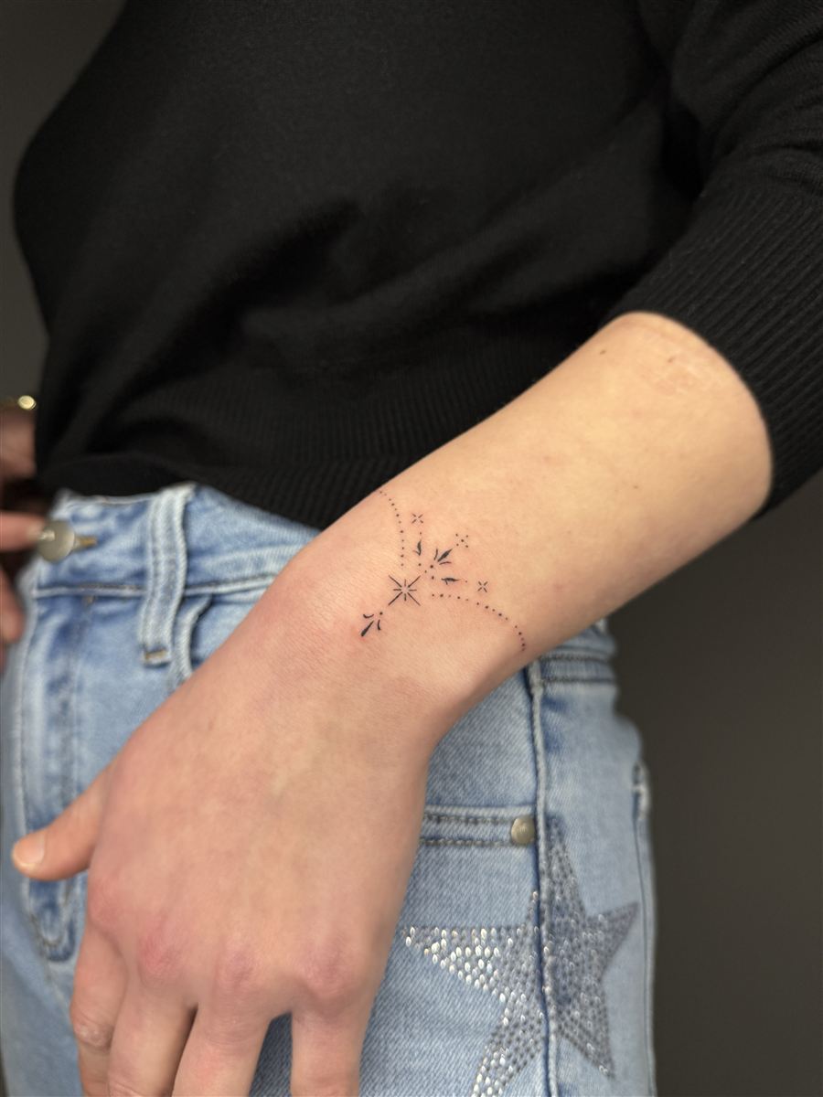 Sinop hand poke bilek dövmesi — yıldız ve nokta deseni, GreenGallery Tattoo