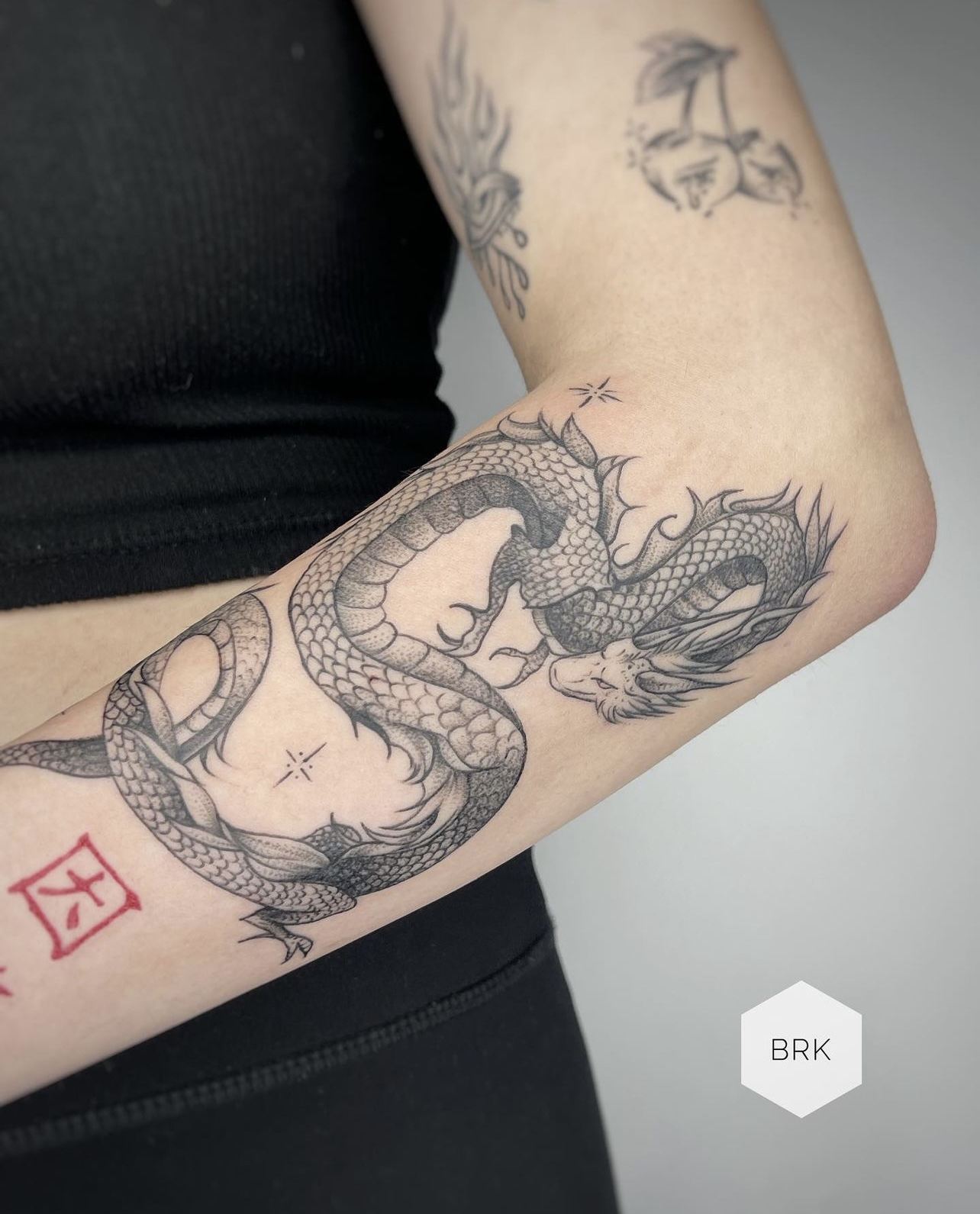 Sinop japon stil ön kol dövmesi — ejderha sargısı, dotwork detay, GreenGallery Tattoo