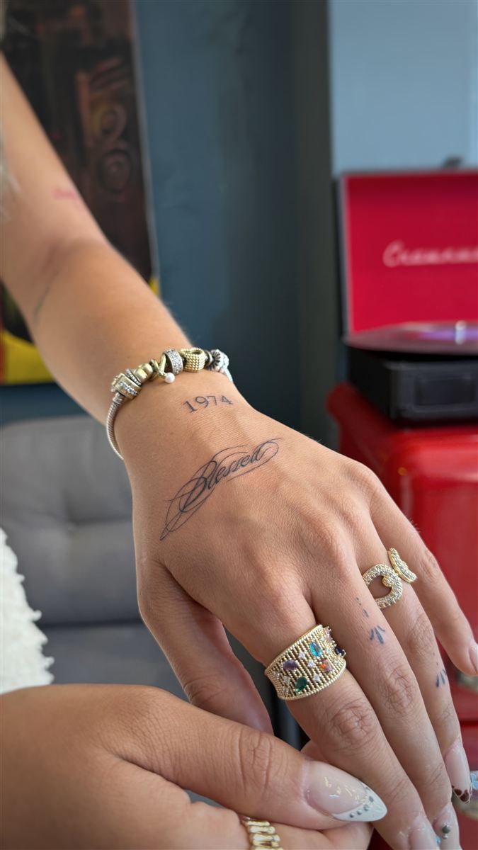 Sinop lettering el dövmesi — Blessed el yazısı ve 1974, GreenGallery Tattoo