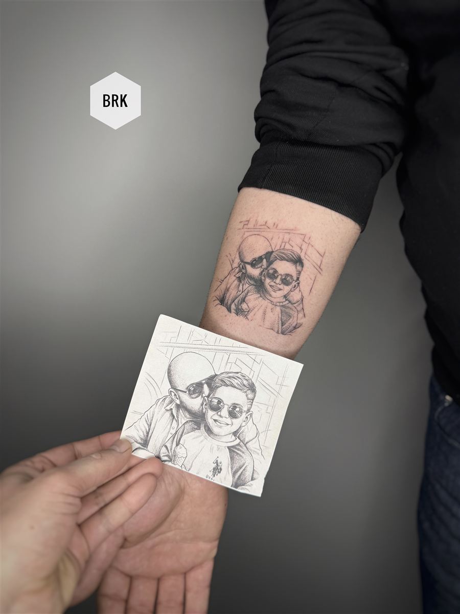 Sinop portre dövmesi — baba oğul çizim portresi, ön kol, GreenGallery Tattoo