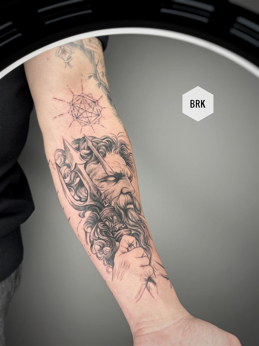 Sinop black and grey ön kol dövmesi — Poseidon ve trident, GreenGallery Tattoo