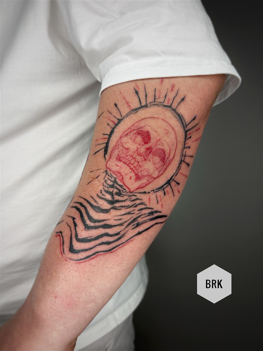 Sinop red and black kol dövmesi — kurukafa ve güneş kompozisyonu, GreenGallery Tattoo