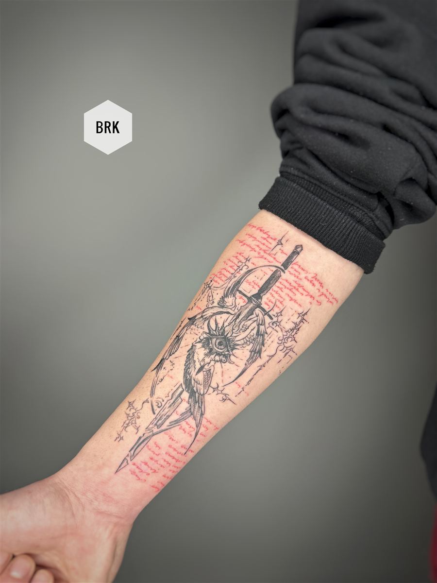 Sinop sketch ön kol dövmesi — hançer, kuş ve kırmızı el yazısı, GreenGallery Tattoo