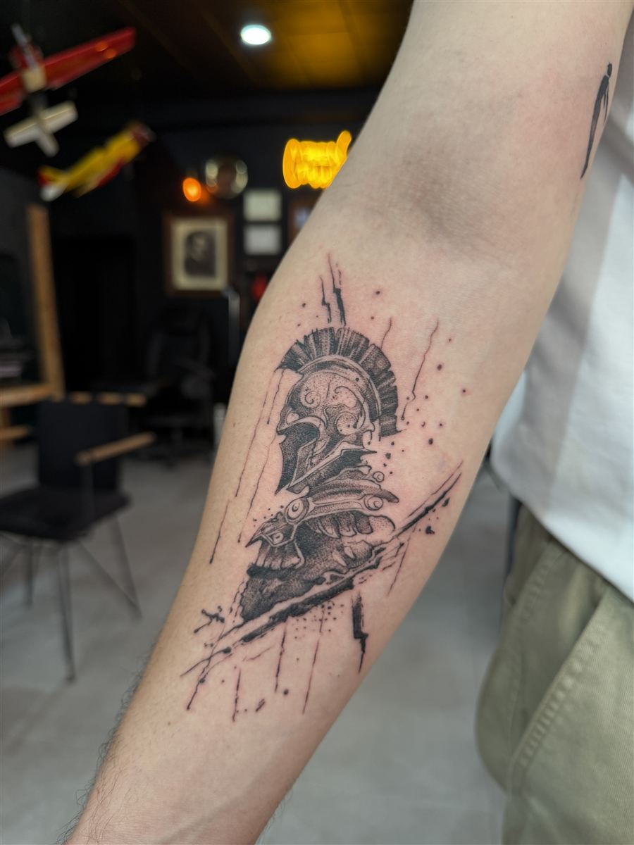 Sinop sketch ön kol dövmesi — Spartalı miğferi ve kuş, GreenGallery Tattoo