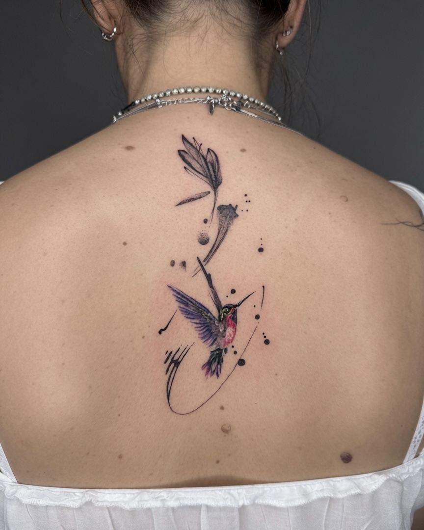 Sinop watercolor sırt dövmesi — renkli sinek kuşu ve çiçek, GreenGallery Tattoo